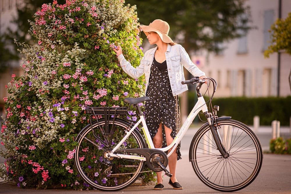 Vélo électrique Adore Versailles 28" blanc – Image 8