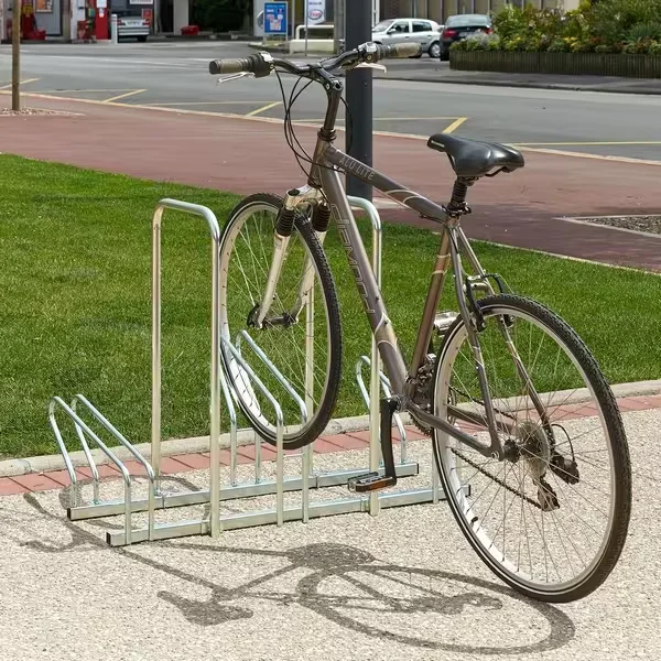 Râtelier 3 vélos sur 2 niveaux avec 2 arceaux antivol
